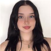 Estudiante con motivación a ayudar a los demás, desde niños pequeños a adolescentes en la ESO.